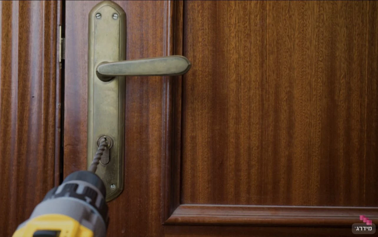 פריצת דלת כניסה לבית