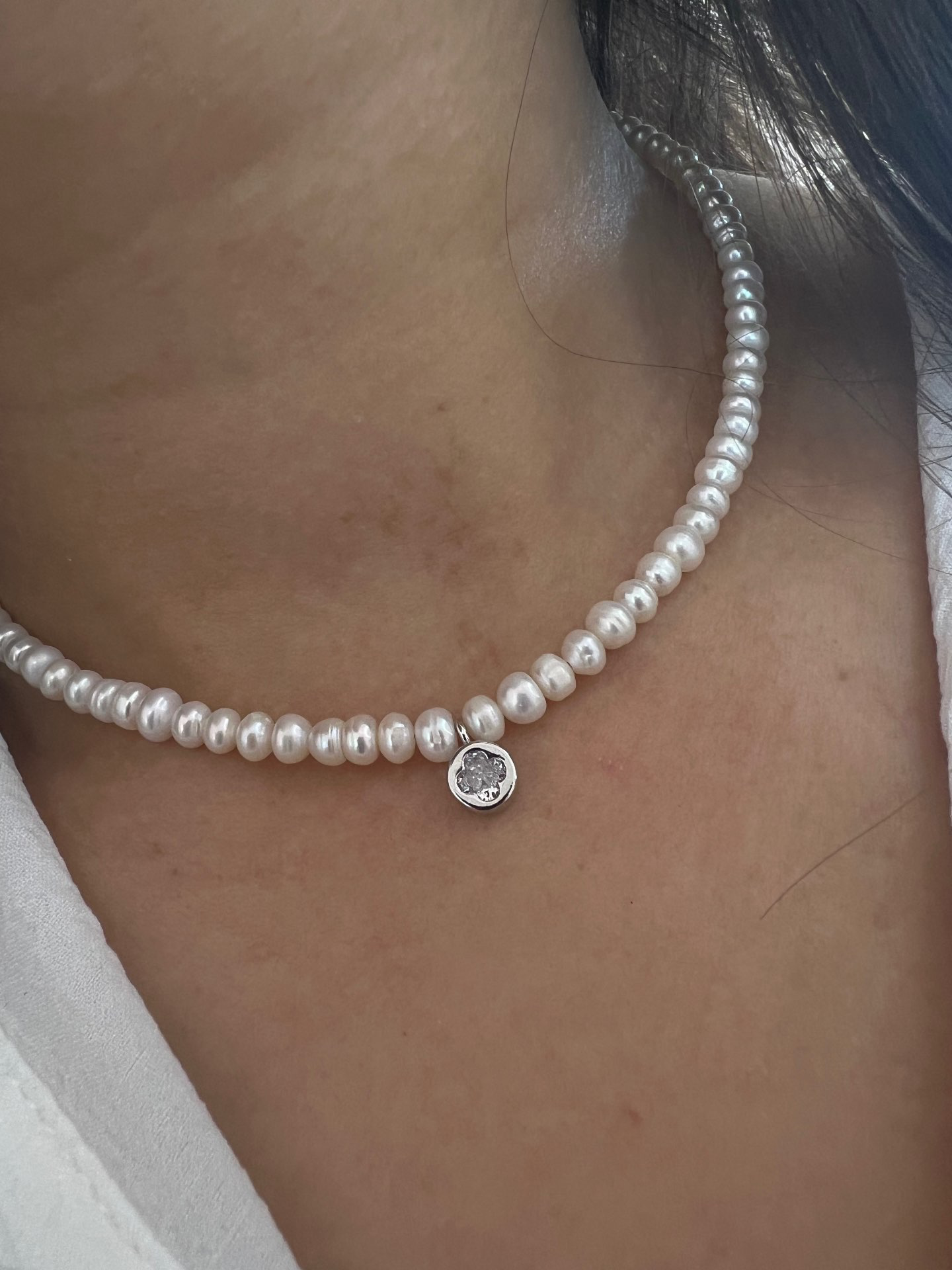 שרשרת פנינים בצורת דיסקיות בתוספת תליון 