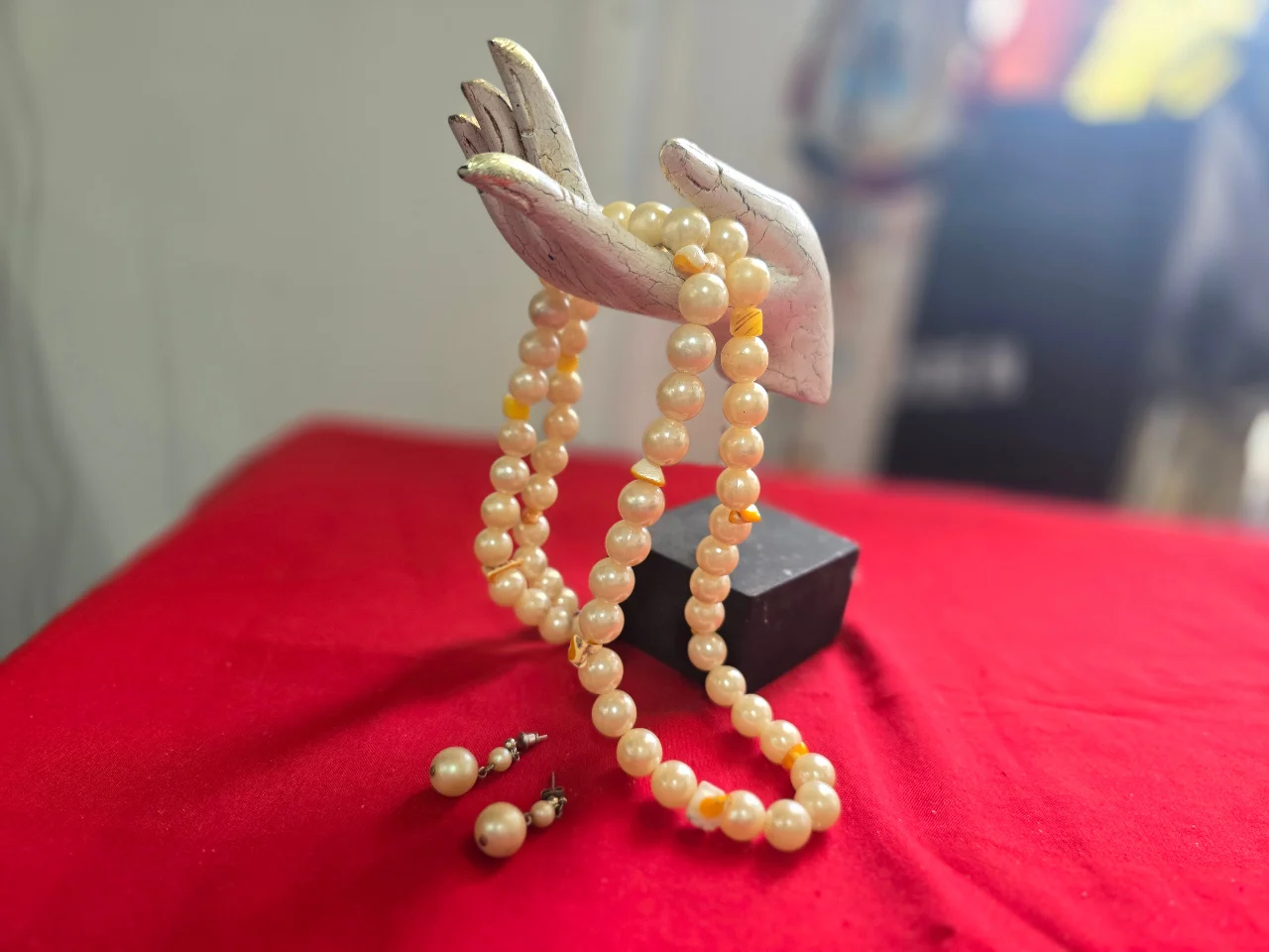 סט מהמם שרשרת עם חרוזים עגולים דמוי פנינים ישנם אלמנטים של אבן בין הפנינים ובנוסף זוג עגילים