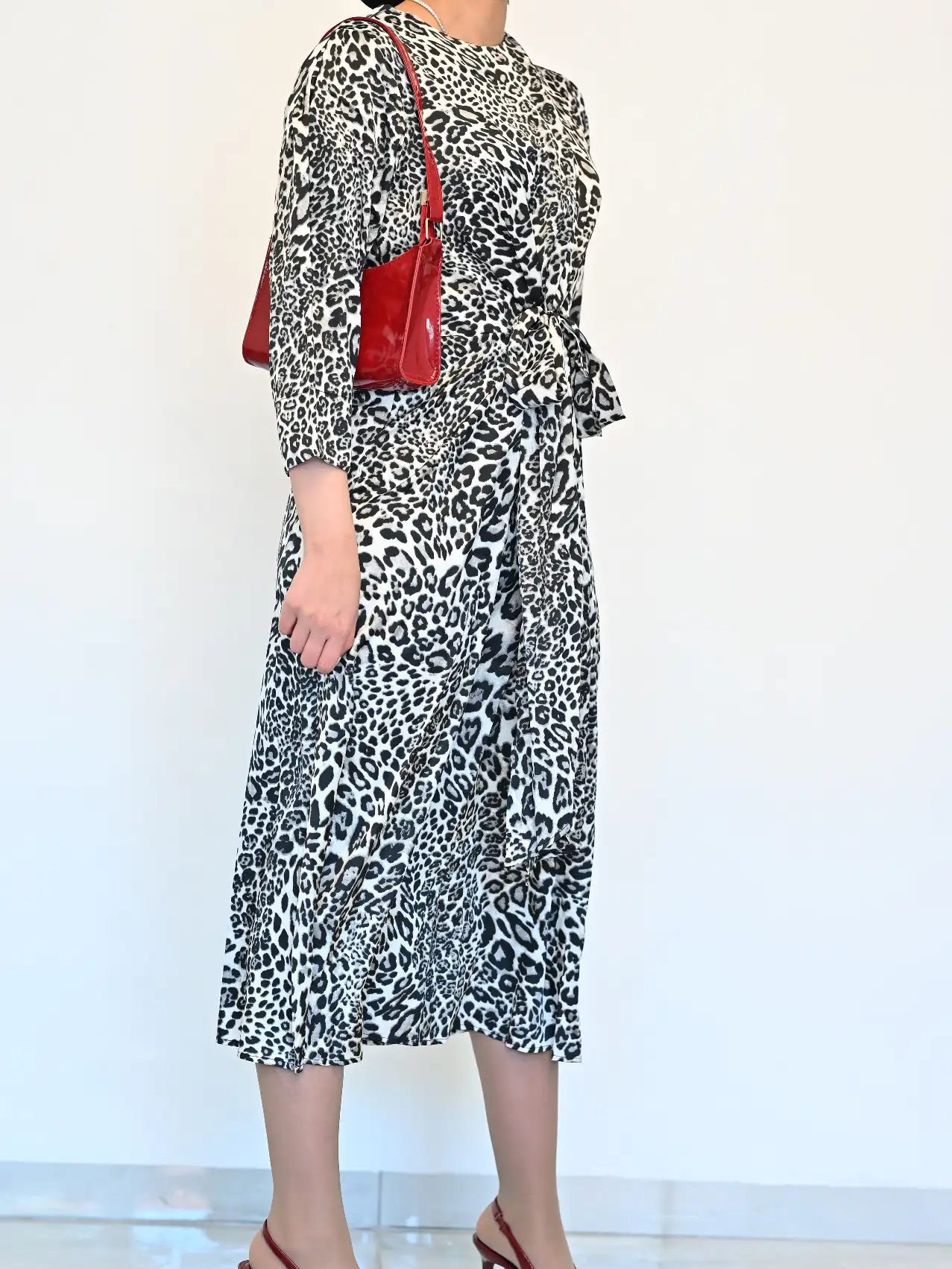 שמלת סאטן מנומרת אפורה