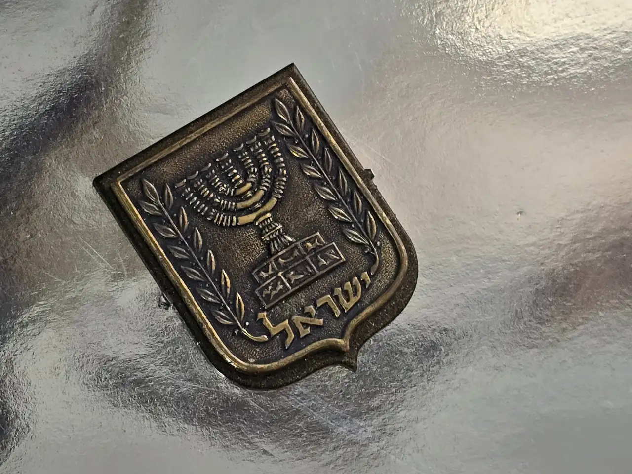 סמל המנורה ישראל ממתכת כנראה ברונזה