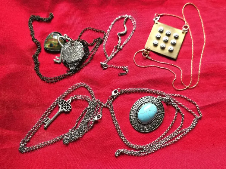 חמש שרשראות לצוואר