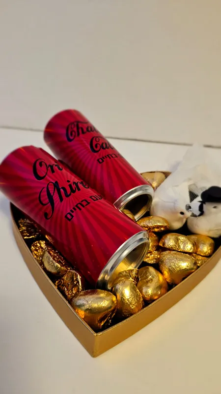 קולה בעיצוב חתן כלה על מגש שוקולדים ויונים