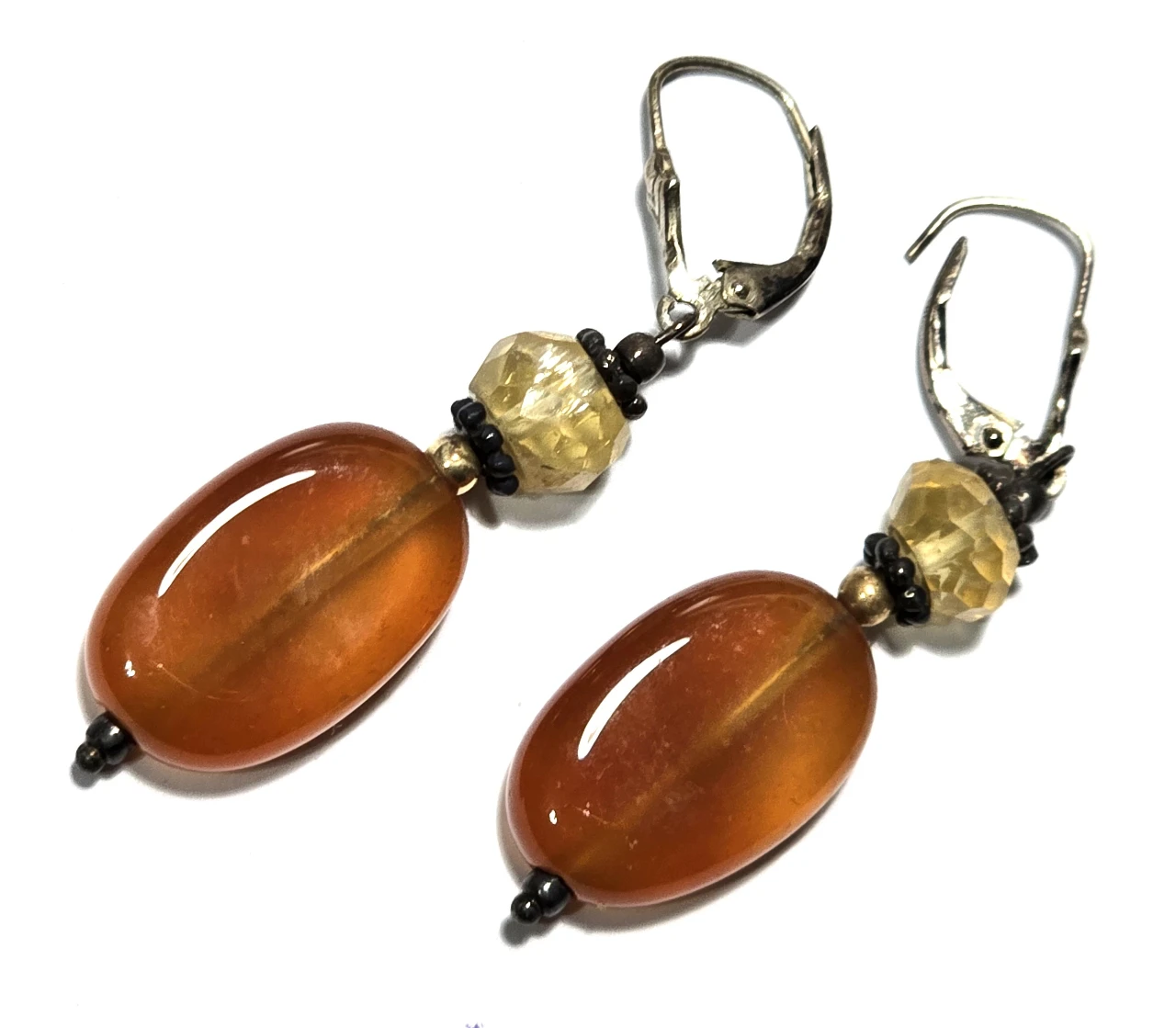 זוג עגילים תלוים עם אבן עינבר