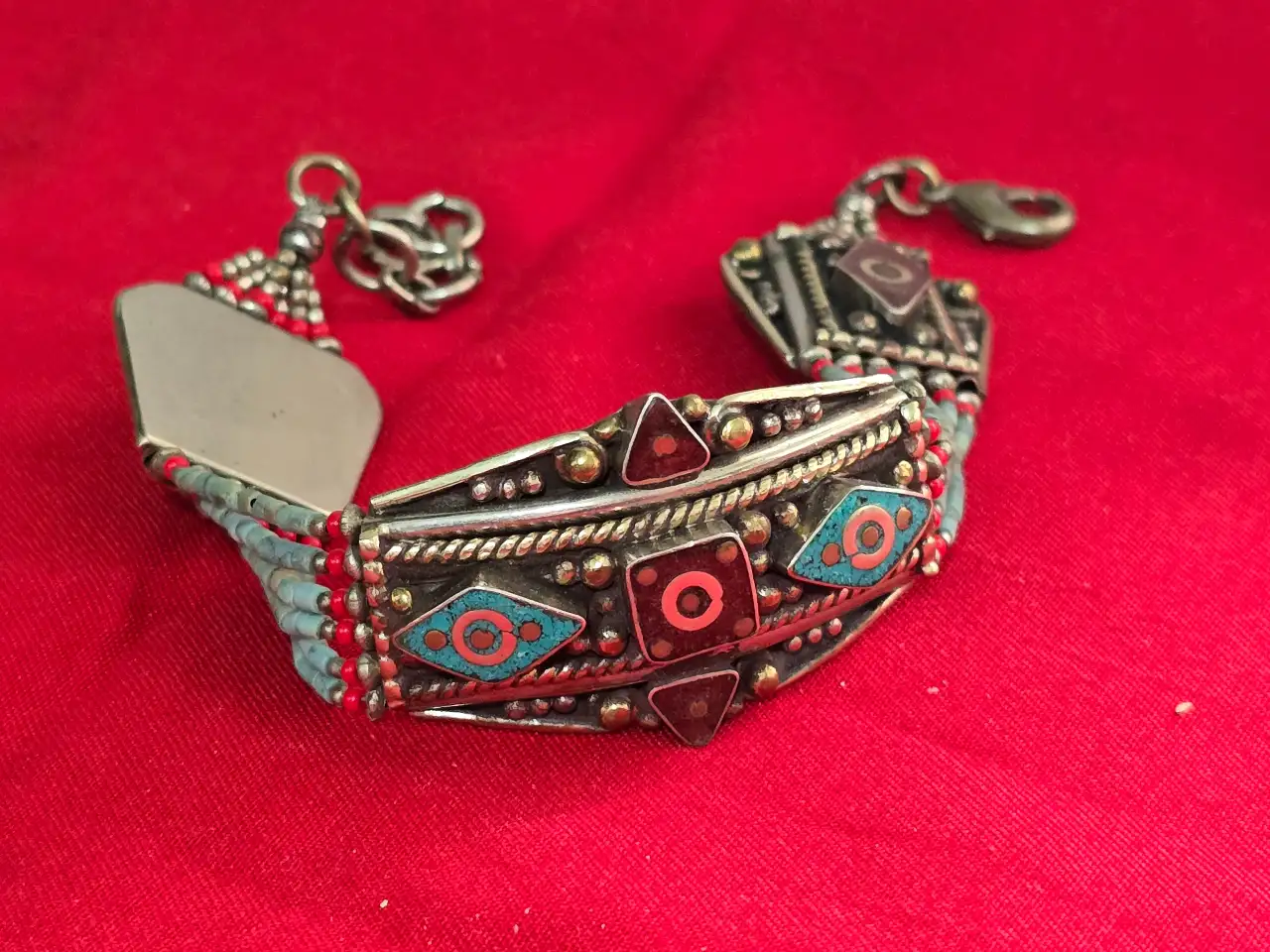 צמיד טיבטי עשוי כסף טיבטי כולל רצועות של חרוזי טורכיז וקורל תכשיט בעל אופי אתני