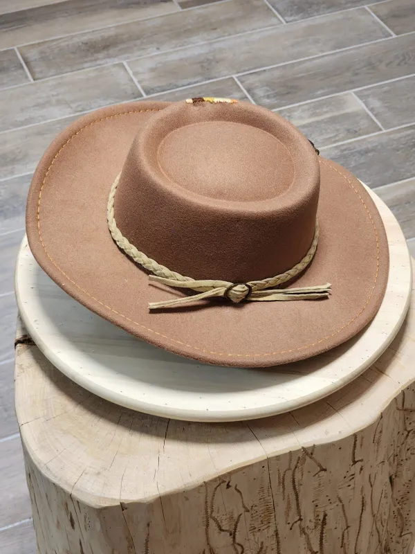 כובע לבד עבודת יד בצבע בז’ – יוקרה וסטייל ללא פשרות