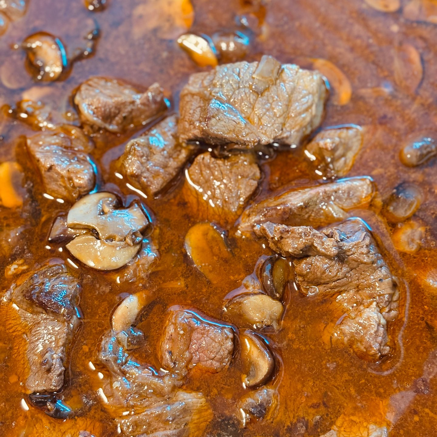  צלי בקר ברוטב פטריות – מנה עשירה ועסיסית לכל אירוח