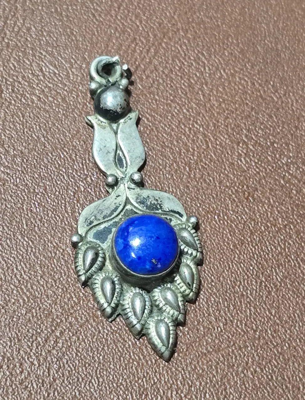 תליון כסף 925 חתום. משקל: 2.76 גרם. ובמרכז אבן כחולה לאפיס