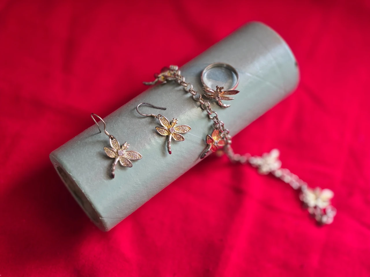 סט של צמיד זוג עגילים וטבעת מידה 8 כל הפריטים המצולמים הם כסף 925 חתום