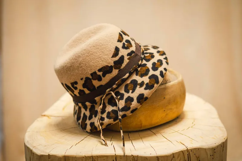 כובע לבד מנומר – נועזות, סטייל ואיכות בעבודת יד