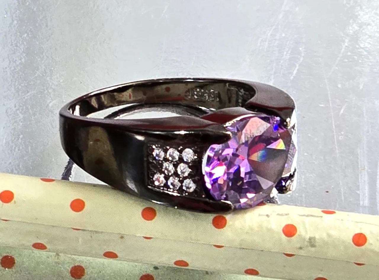 טבעת פלדת אל-חלד בציפוי מידה 9.5\10 אבן מרכזית אמטיס ובצתדדים זרקוני קריסטל הטבעת יוניסקס