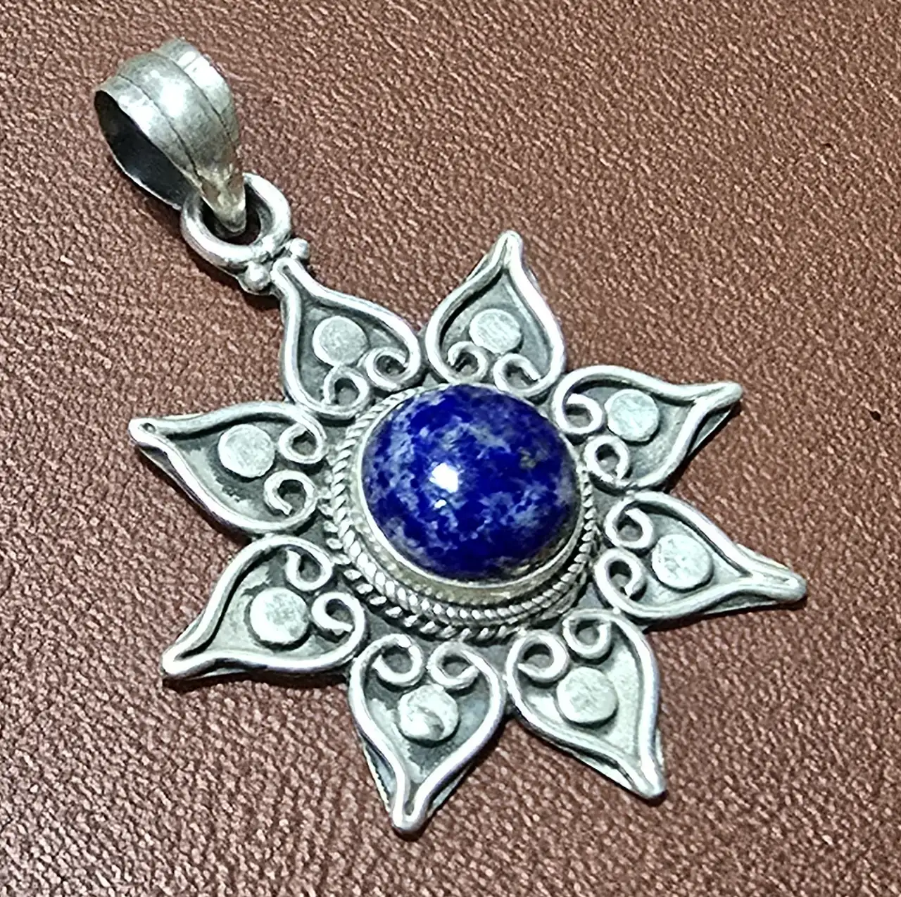 תליון כסף סטרלינג 925 חתום משובץ אבן חן לפיס טבעית - עבודת אומן אורך התליון 35-40 מ"מ. מצב: 	כמו חדש