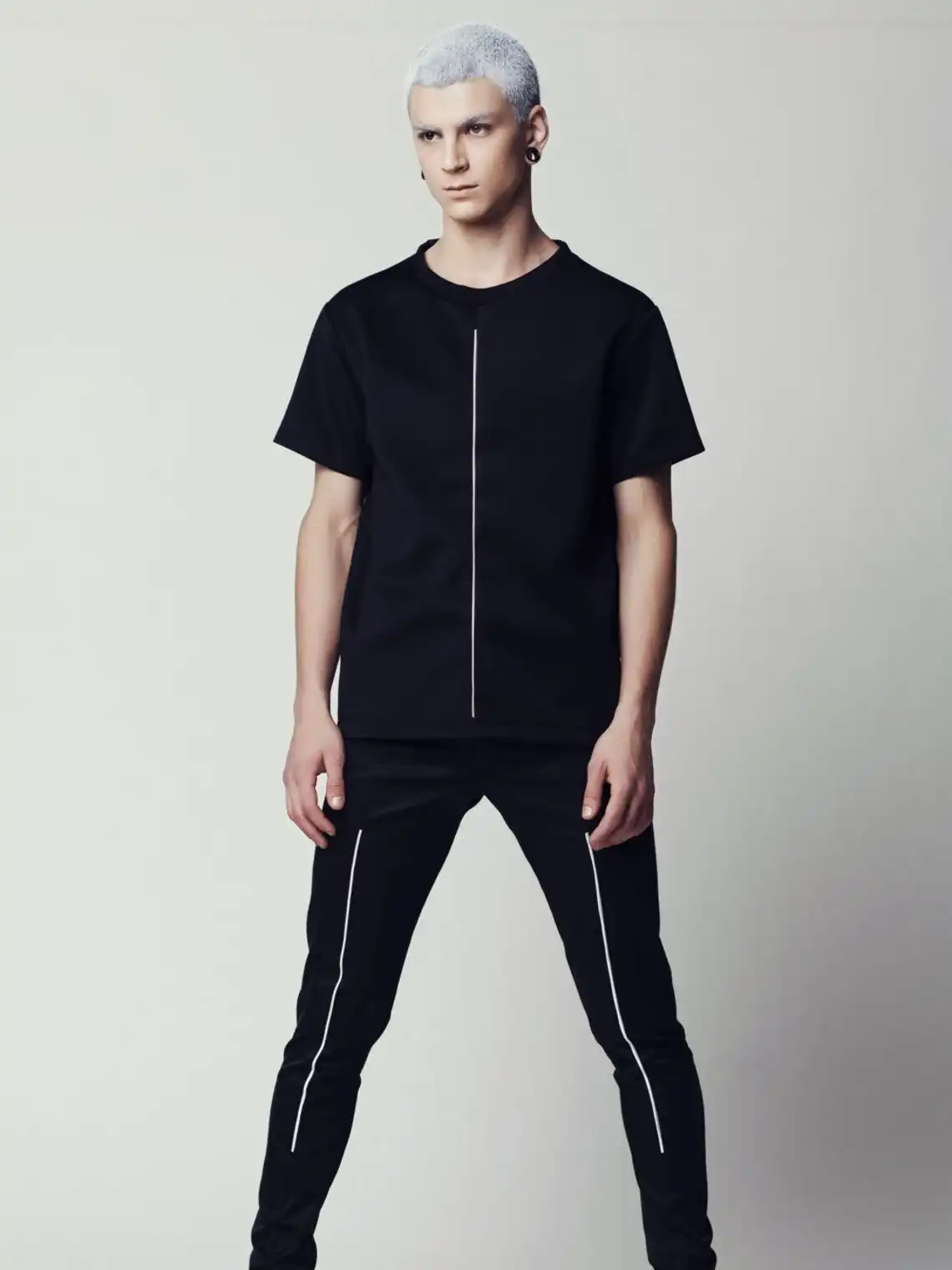 חולצת סקובה שחורה לגברים: טי שירט מינימליסטית עם פסים ושרוול קצר