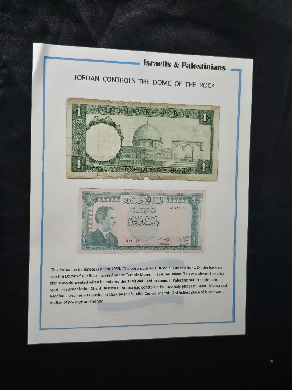 שטר 1 דינר ירדן 1959, דיוקן המלך חוסיין וכיפת הסלע. אנא צפו בסריקות לדירוג עצמי. מקור הפריט באוספיו של יעקב יבלוק - VirtualJewishmuseum.com. הפריט מוצג על דף קרטון דק, עם הסבר וצילומים. הפריט נתון בתוך שרוול ניילון איכותי וניתן להוציא אותו בקלות ובבטחה מתוך דף התצוגה.