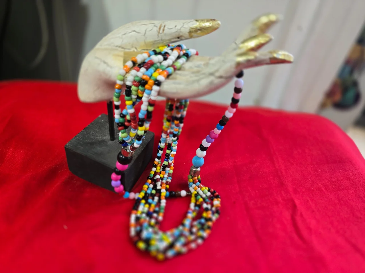 שרשרת גדולה וצבעונית עשוייה מהמון חרוזי זכועית בגדלים שונים פריט יפה