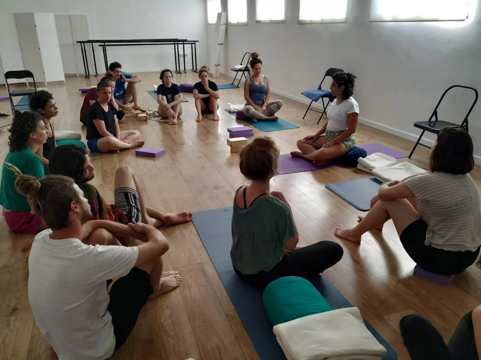 סדנת יוגה קבוצתית