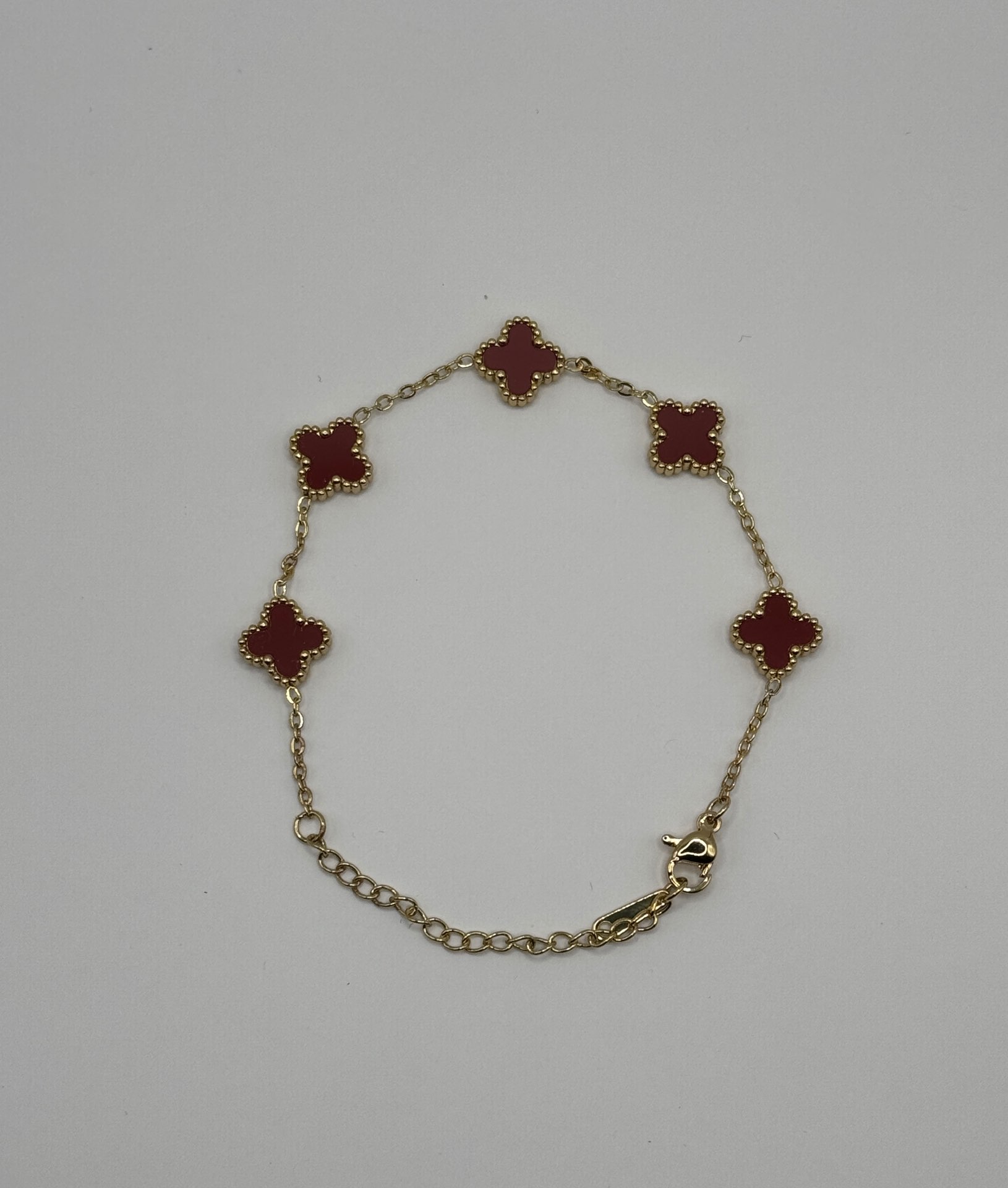 צמיד תלתן אדום כהה זהב