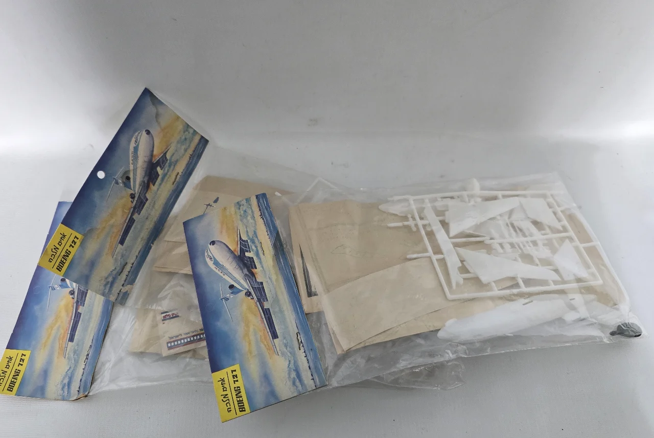 שלושה דגמים של בוינג 727 אל על להרכבה