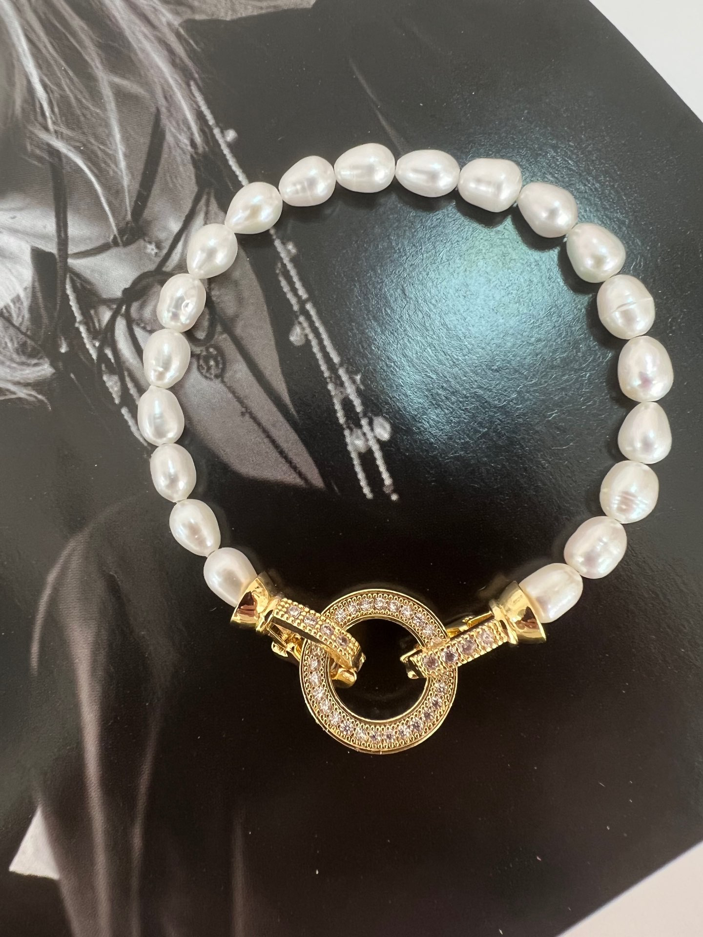 צמיד פנינים עם  סוגר משובץ