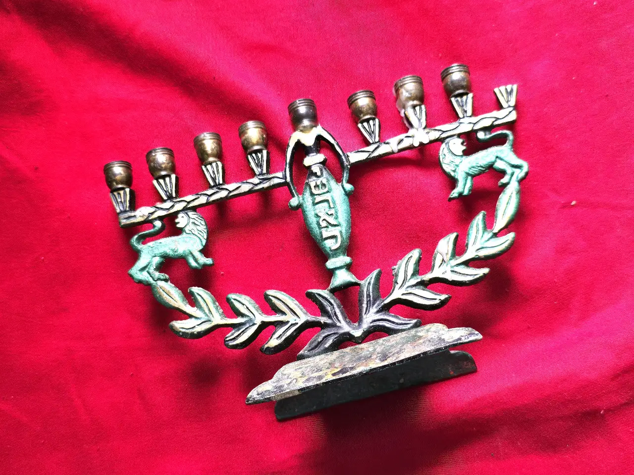 חנוכיה ממתכת פליז בשילוב אמייל החנוכיה ישנה מאד שנות ה.60 אבל לשים לב חוסר בשמש