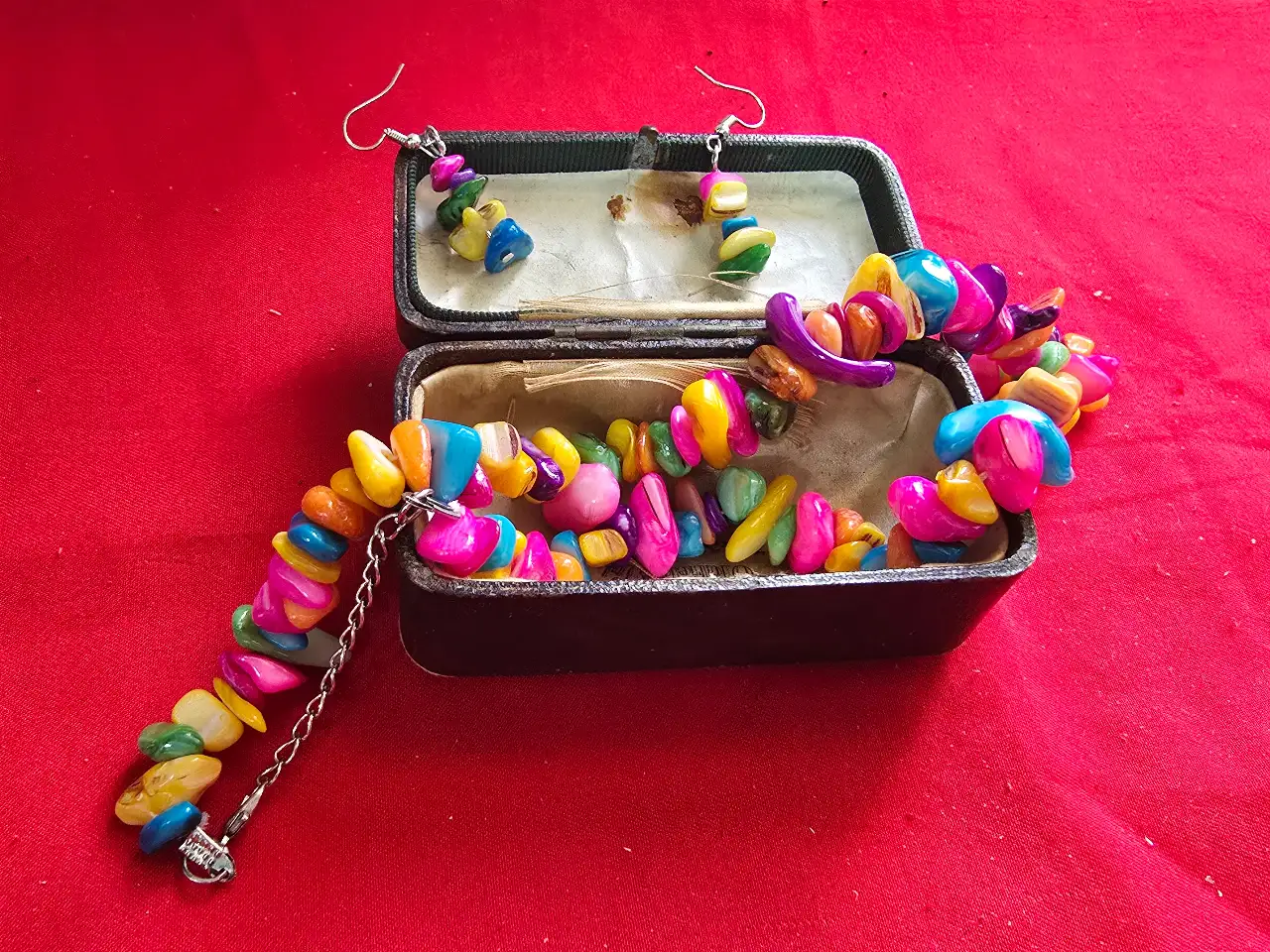 שרשרת ארוכה העשויה מ'צ'יפים (שבבים) של אבנים טבעיות העגיל הוא עגיל תלוי תואם לשרשרת