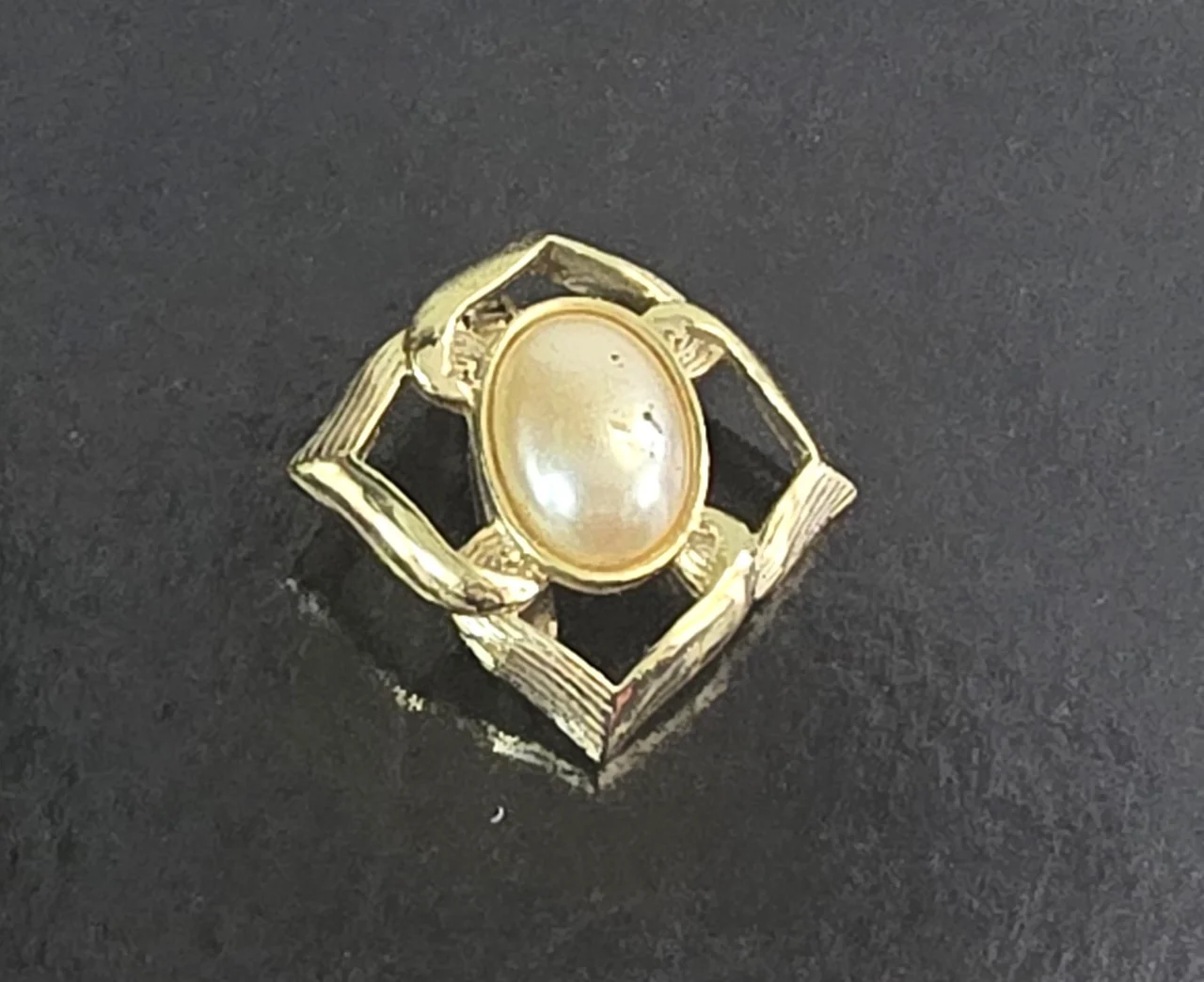 סיכת דש וינט'ג שנות ה-80 עם פנינה מלאכותית דמוית קבושון ועצוב מתכתי בצבע זהב