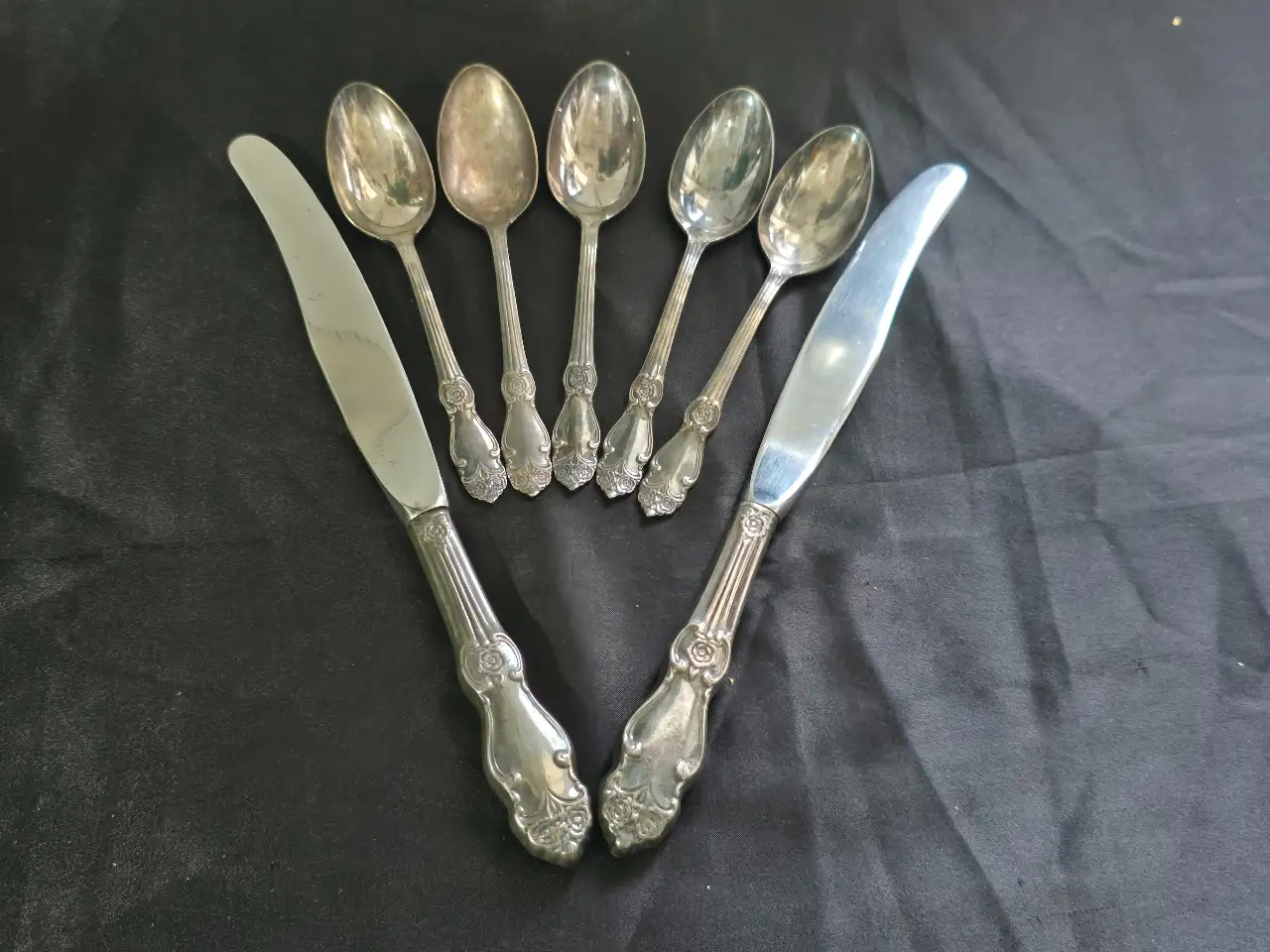 סט של 5 כפיות וזוג סכינים ההט הוא תוצרת ישראל ציפוי כסף חתום מאחור