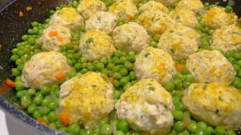 סיר קציצות עוף – מנה עשירה בטעם ובמסורת