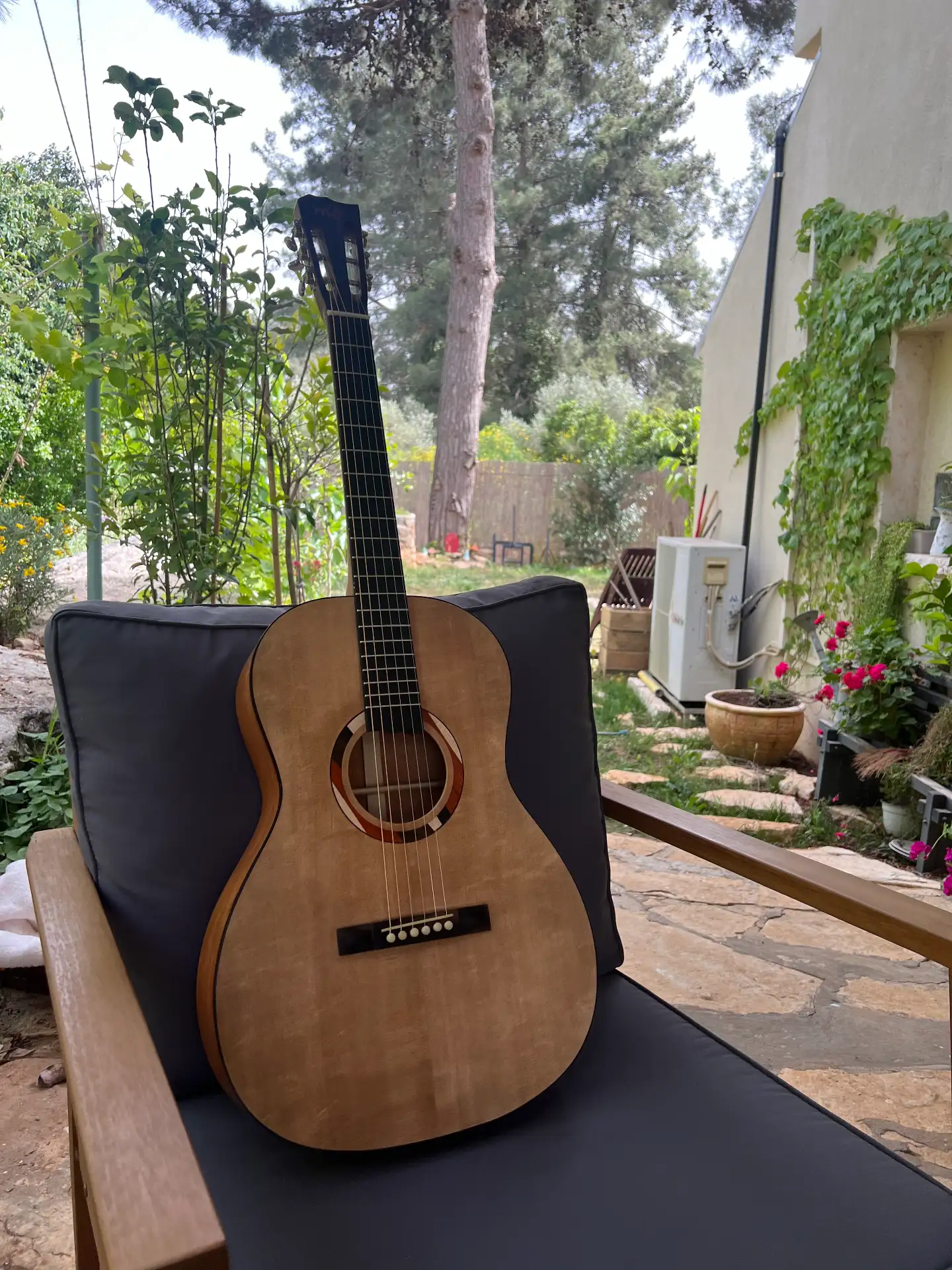 בניית גיטרות אקוסטיות בהזמנה אישית