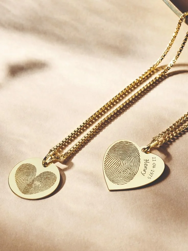 טביעת אצבע חרוטה על שרשרת לזוג
