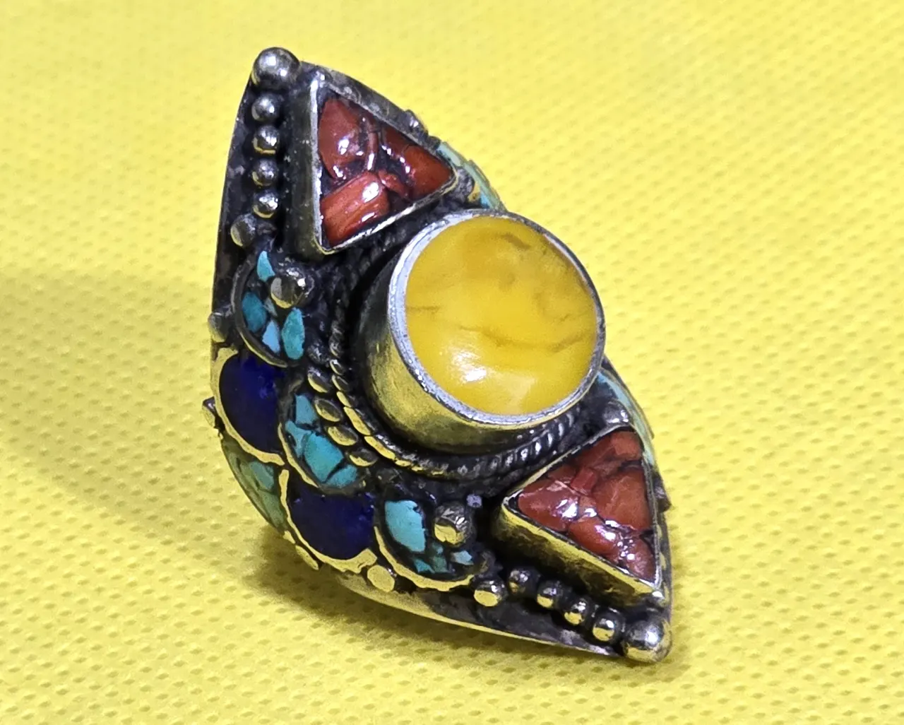 טבעת ככל הנראה עשויה כסף נמוך משולבת עם מתכת לבנה אלפקה סגנון אתני דרום אמריקה עבודת יד איכותית ומיוחדת אבני חן נטורל טביעי מידה 8