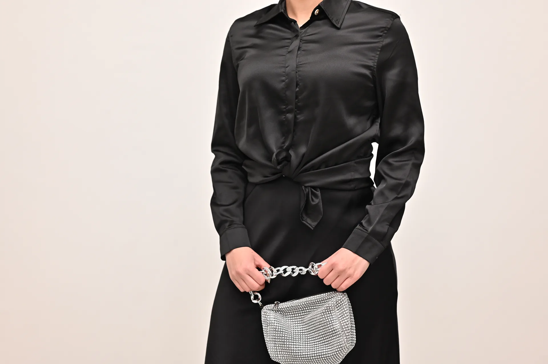 חולצת סאטן שחורה