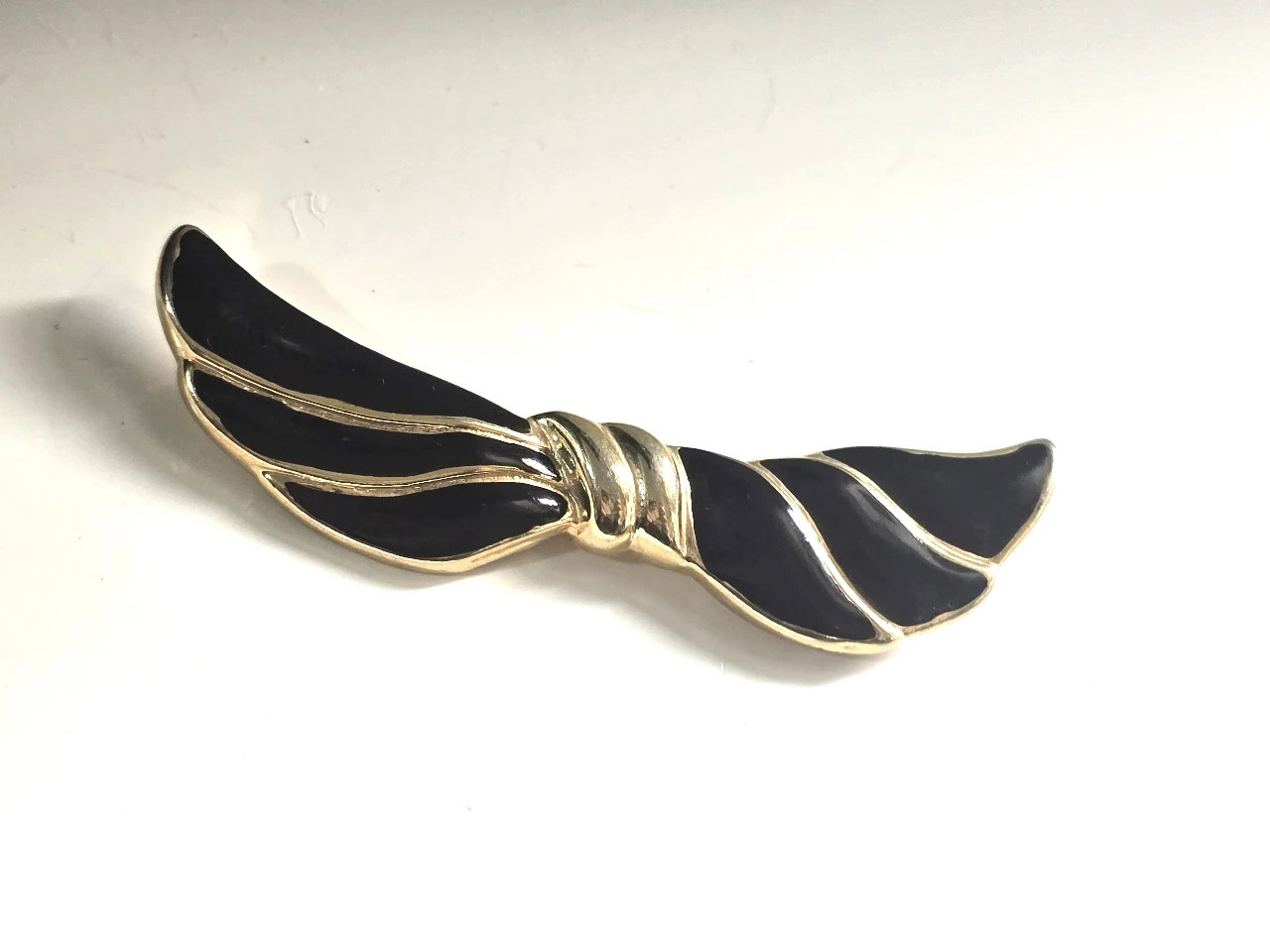 סיכת דש ציפוי זהב בעיצוב כנפים עם אמייאל שחור