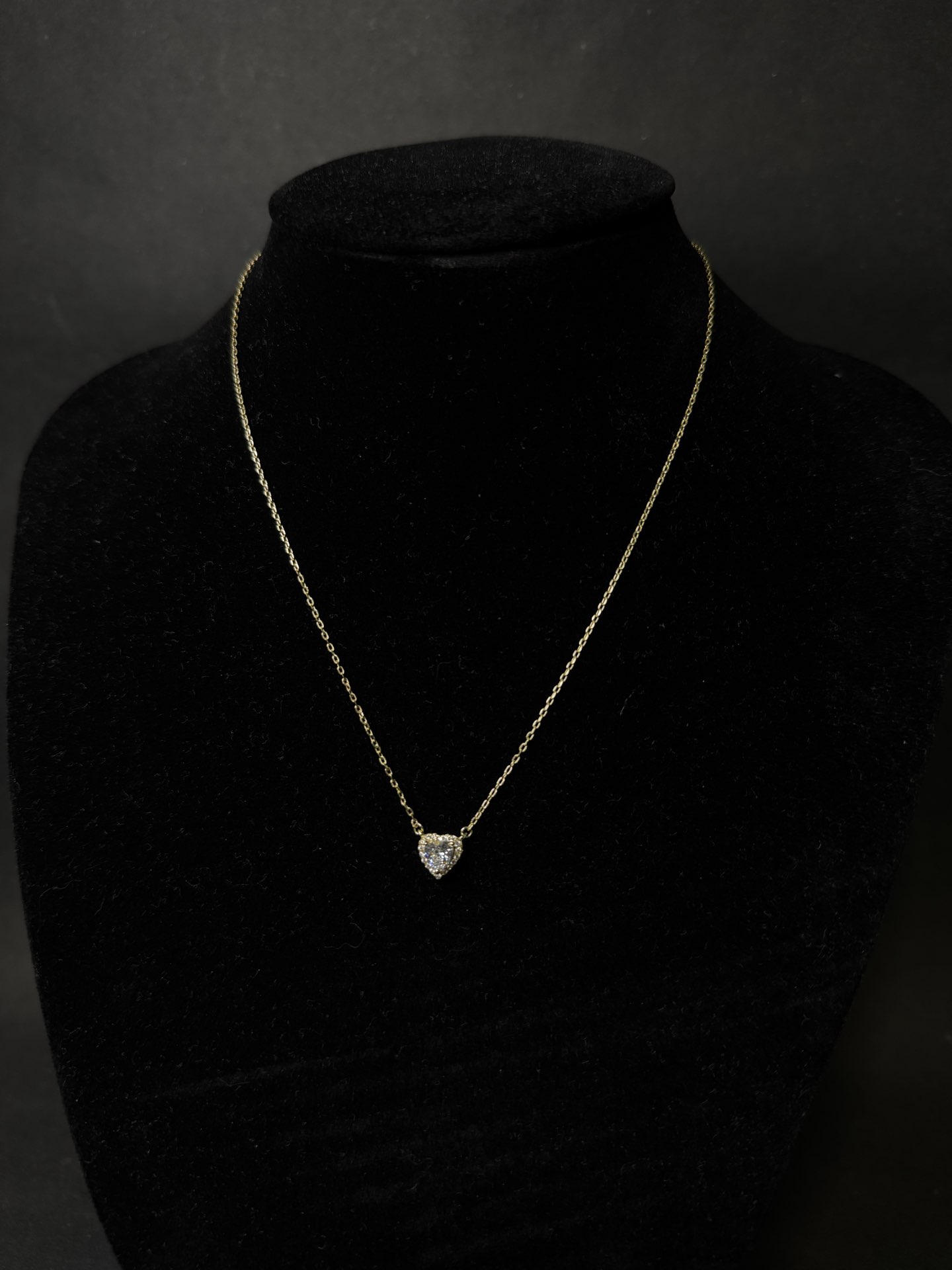 שרשרת לב משובצת זהב