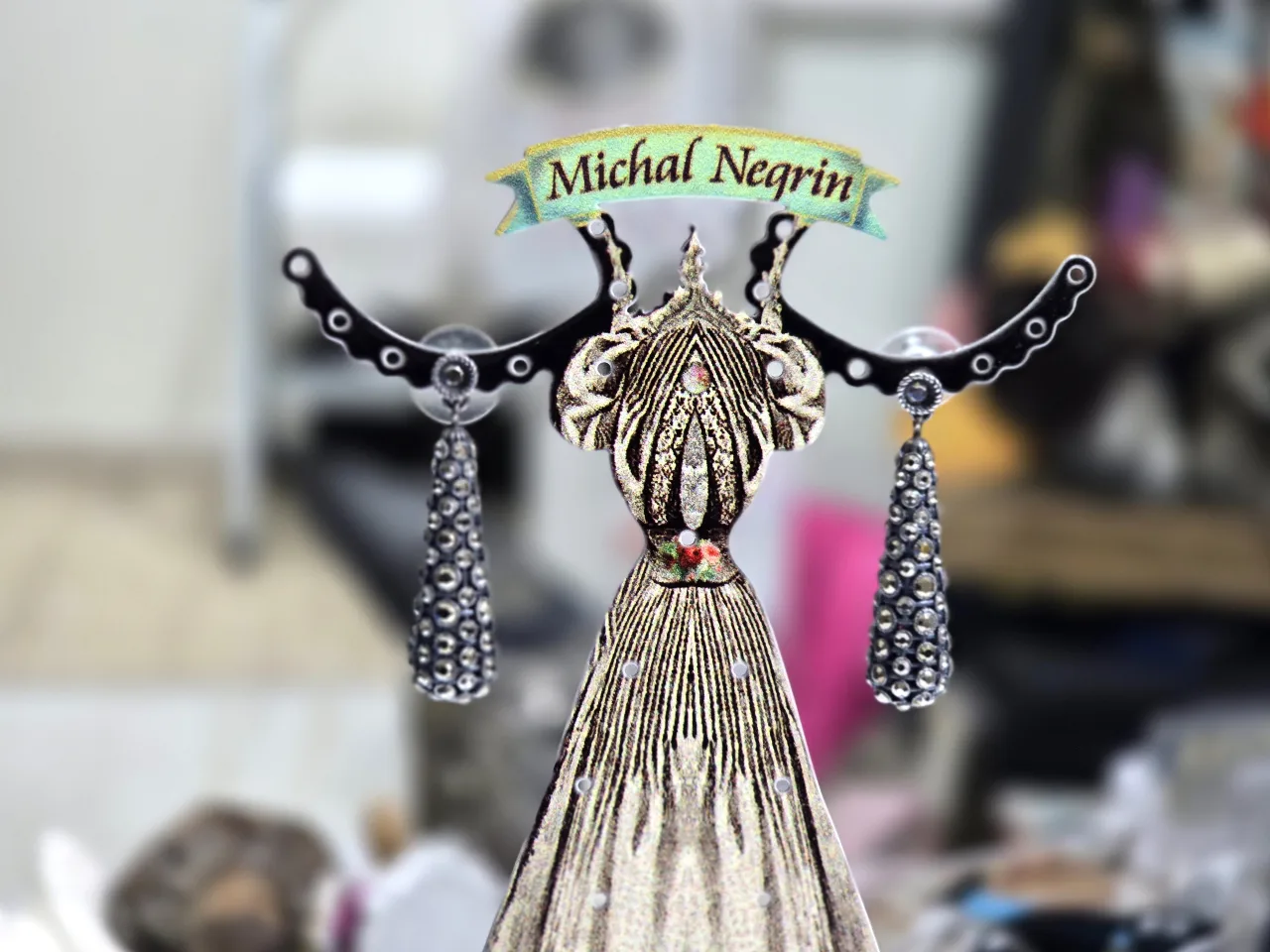 עגילים מהקולקציה של הבת של מיכל נגרין עגילי כסף משובצים באונקס וסברובסקי פריט נדיר