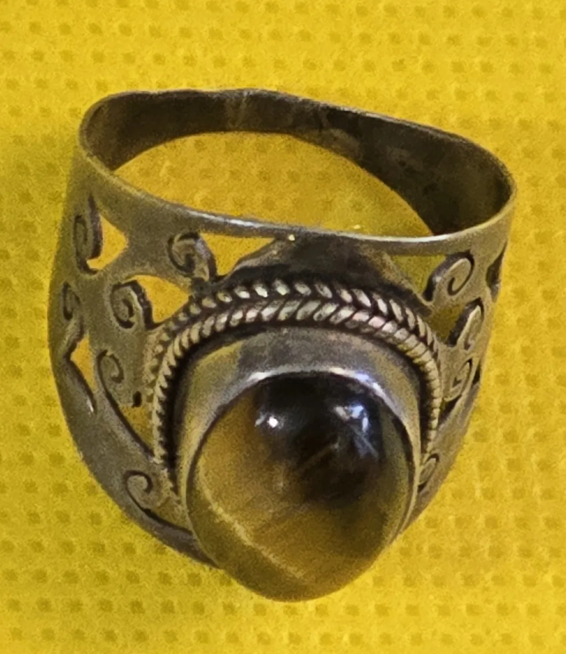 טבעת כסף 925 חתומה בשיבוץ אבן מקורית - עין הנמר עיצוב אישי בעבודת יד נרכשה אצל מעצב באנג׳ונה, הודו מידה 8.5, משקל 6.2 גרם