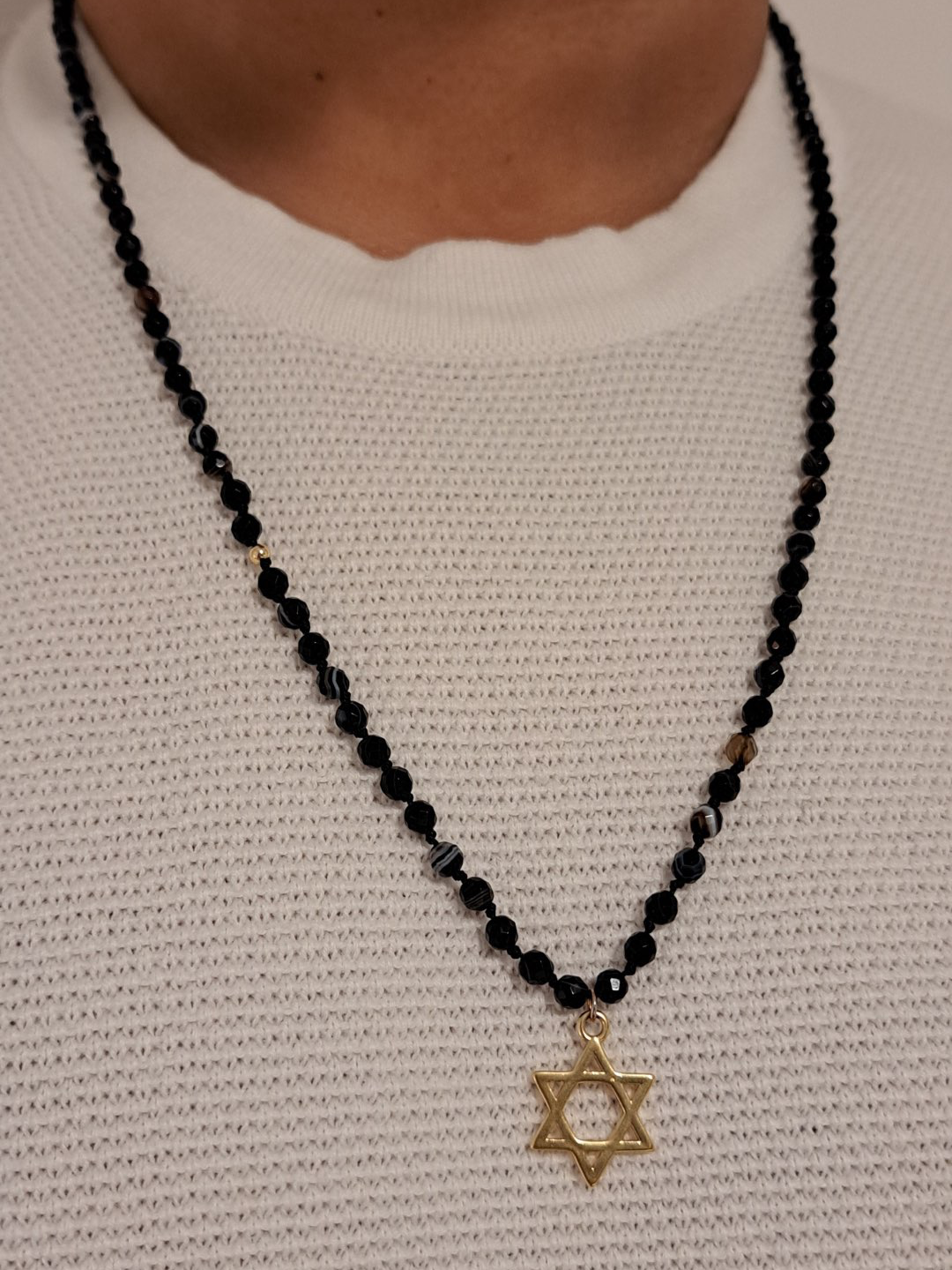 שרשרת אגת שחורה לגבר | תכשיט עם משמעות – מאושרת