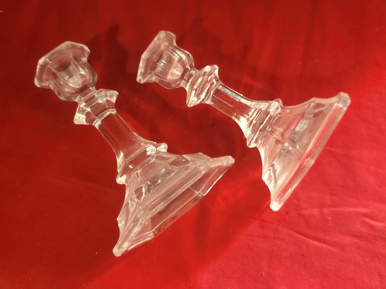 שני פמוטים, זכוכית, 15/9 ס"מ.