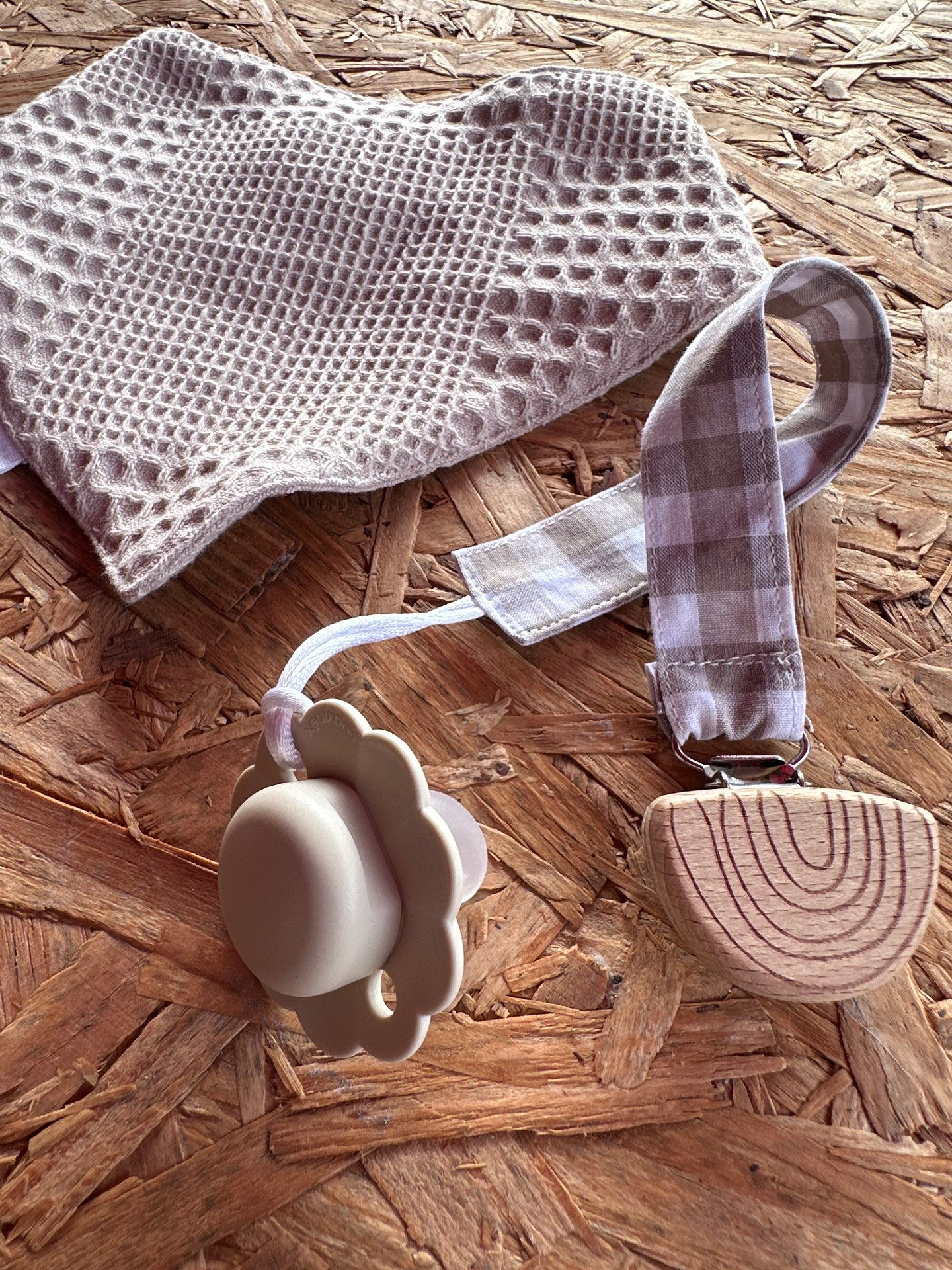 מארז מחזיק מוצץ וסינר בנדנה