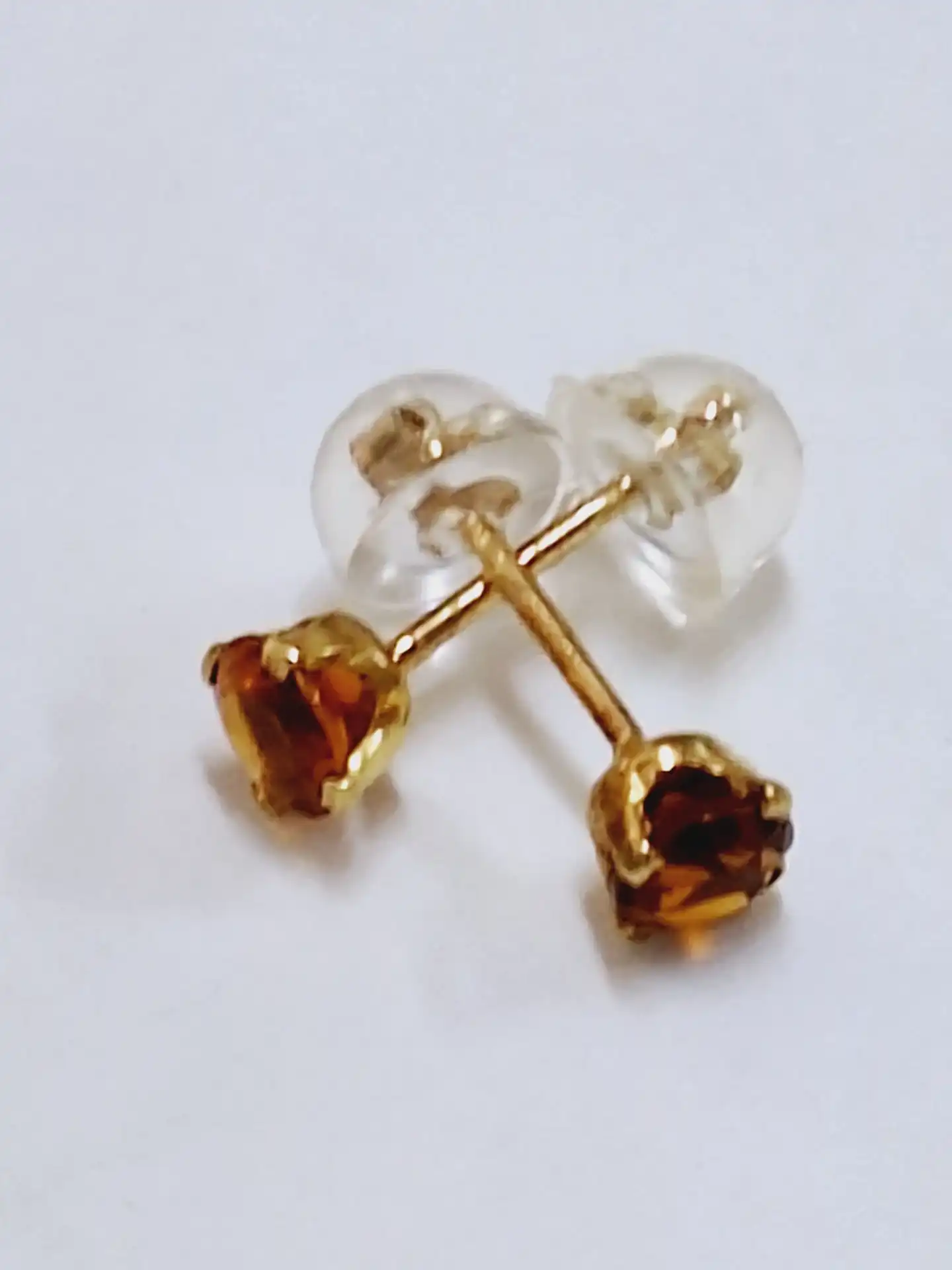 עגילים צמודים עם אבן רובי