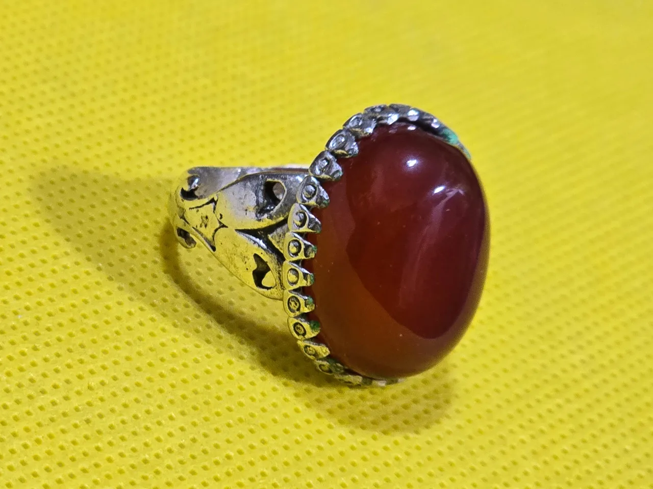 טבעת כסף גדולה לגבר עם שיבוץ אבן קורנילאן משקל 10.9 גרם  מידה 10.5---11