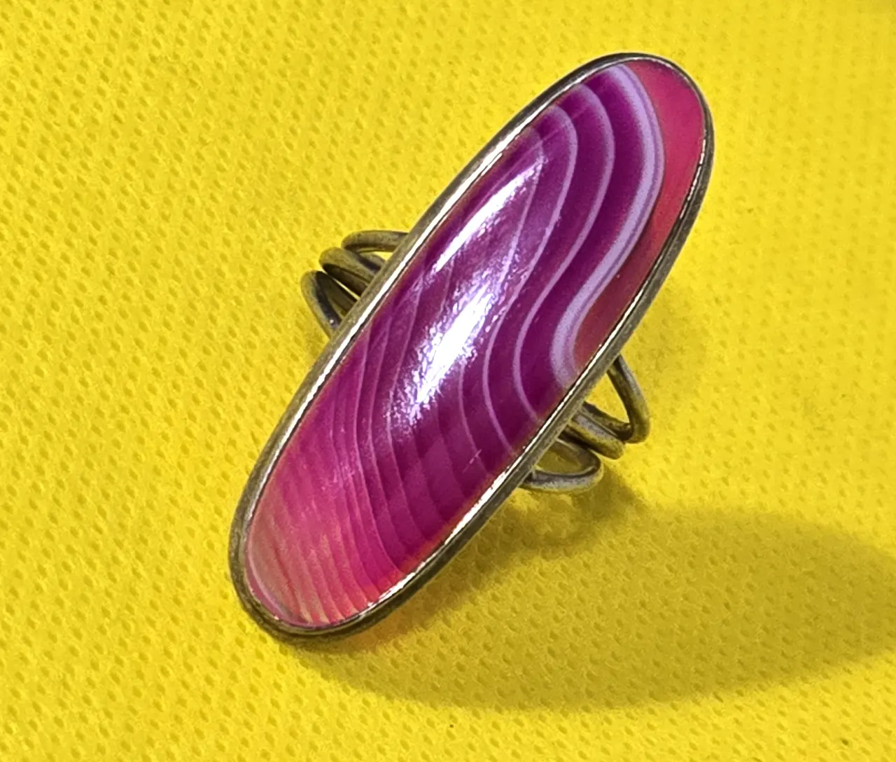 טבעת כסף ישנה בעבודת יד משובצת אבן אגת ורודה כסף נבדק (מעל 900). מידה אמריקאית - 8.5 משקל כולל -9 גרם.