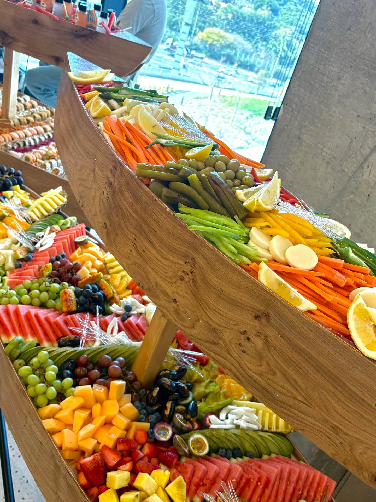 סירת פירות 2 מטרים עם קומת ירקות חתוכים באורך 1.5 מטרים.