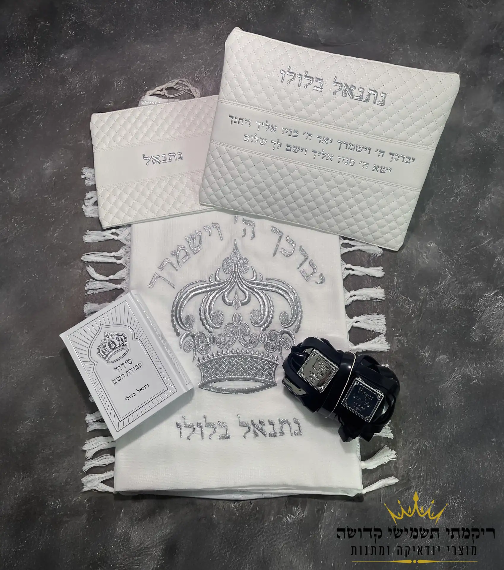 טלית רקמת כתר וכיתוב בעברית