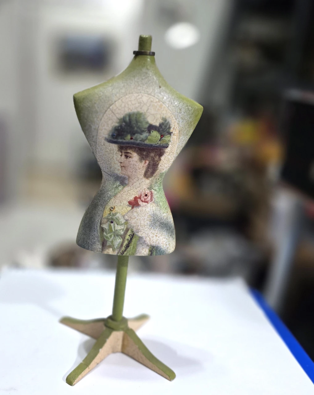 בובת דגום לתכשיטים של מיכל נגרין שלוב של עץ וחמר יצוק כנראה גבס .29ס'מ גובה