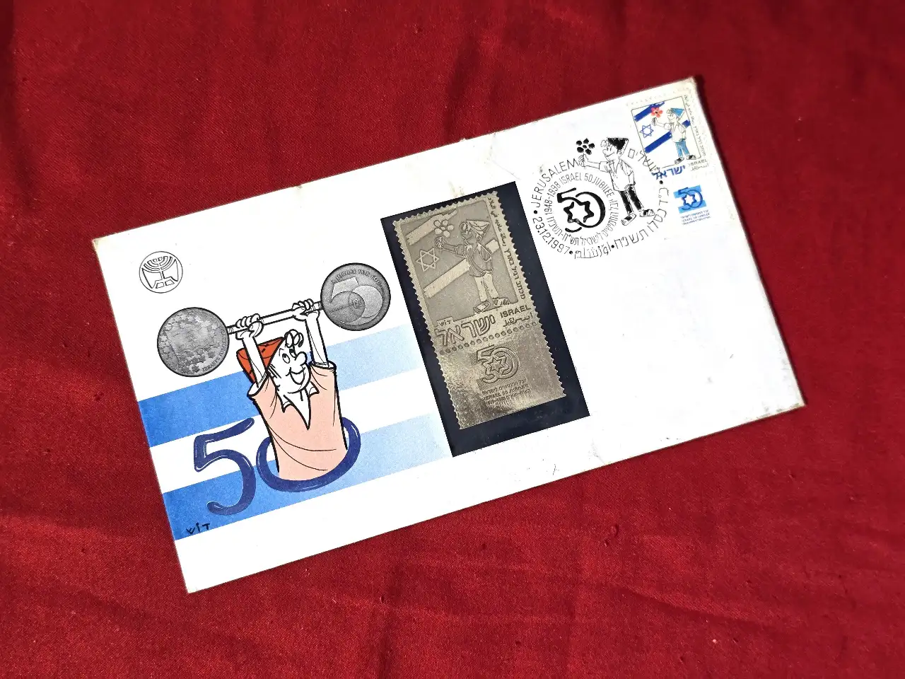 בול שרוליק מידות המעטפה 10x17 ס"מ חמישים שנה למדינה(1948--1998)המעטפה מוקדשת לצבר הישראלי של דוש במרכז המעטפה ישנו בול שהודפס בטכנולוגיה מיוחדת על ריקוע כסף מה שמעניק צבע מטאלי