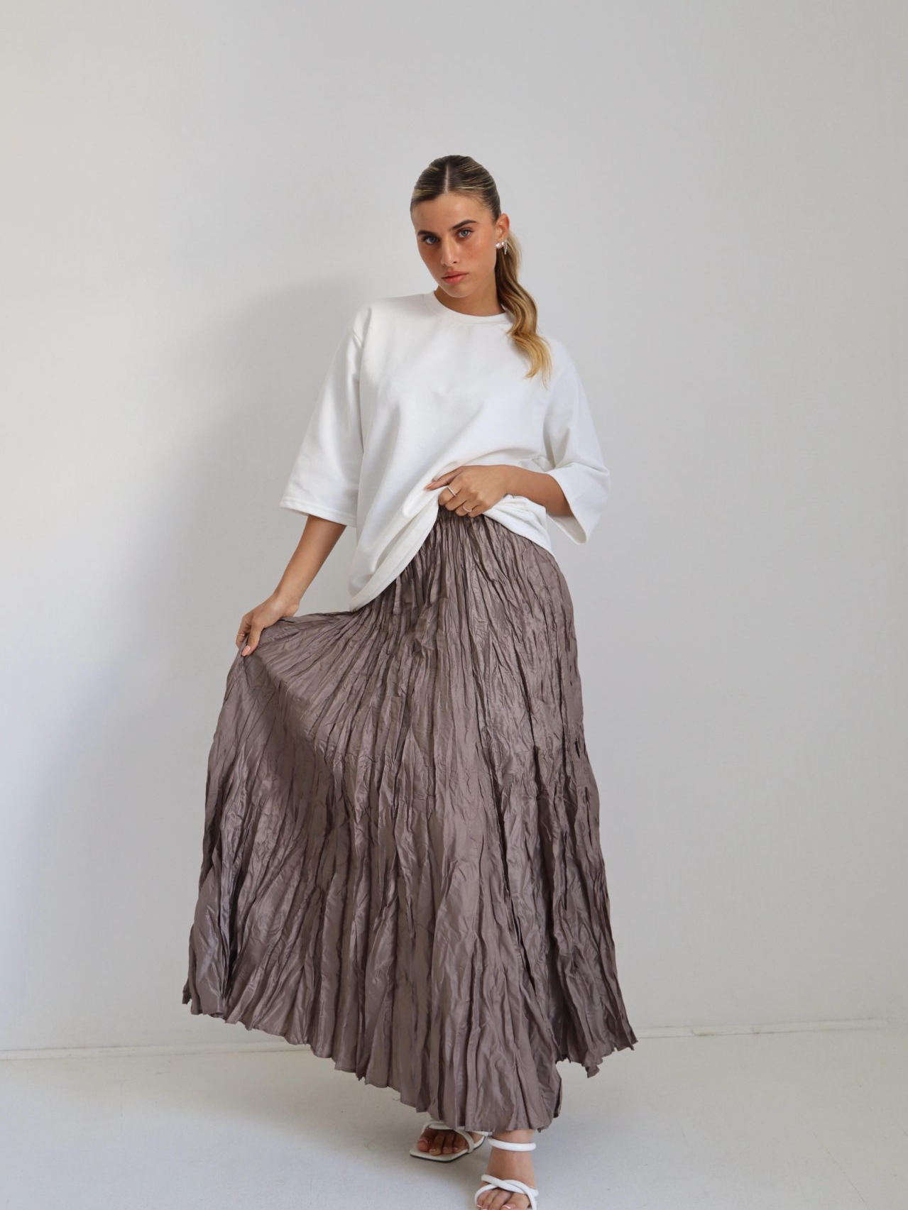 חצאית קרפ חום אפור מטאלי