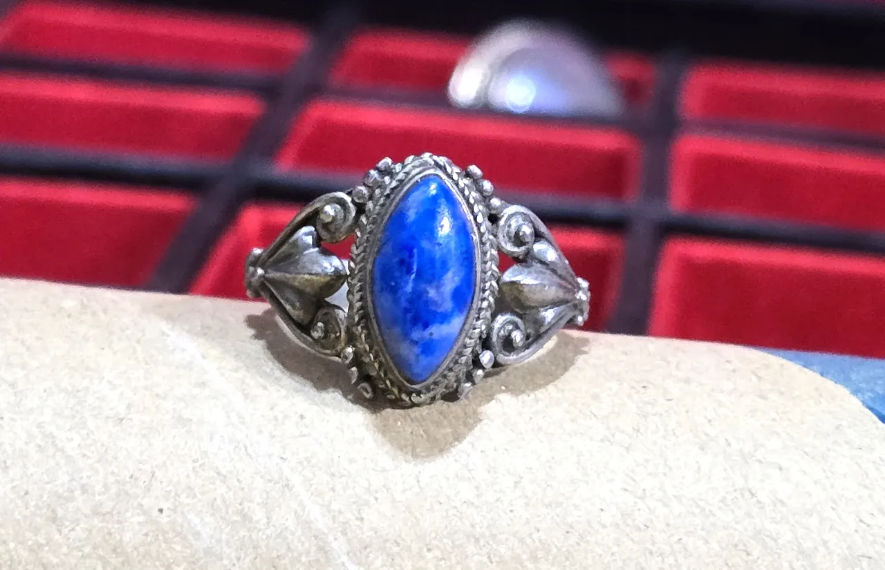 טבעת כסף ישנה ומרשימה באיכות מעולה. חתומה 925.  מידה: 7 | משקל: 3.52 גרם