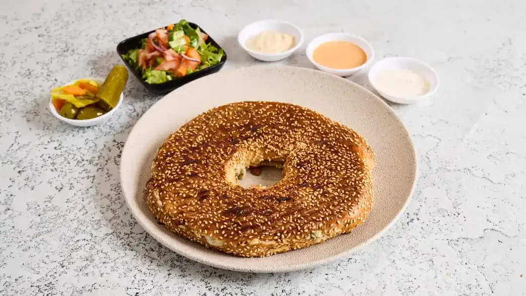 בייגל טוסט עם סלט אישי