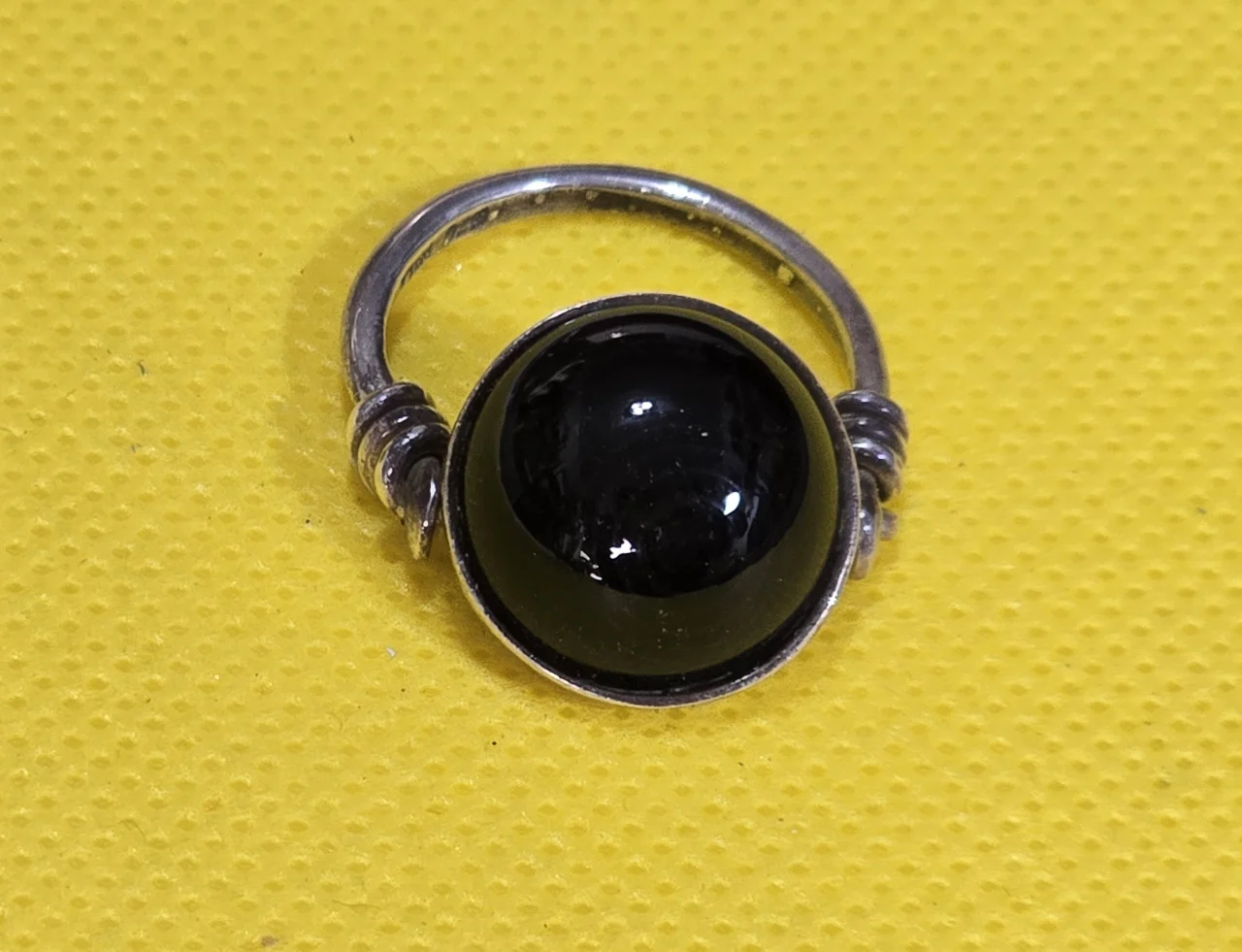 טבעת כסף עם שיבוץ של אבן אוניקס עגולה מידה 8